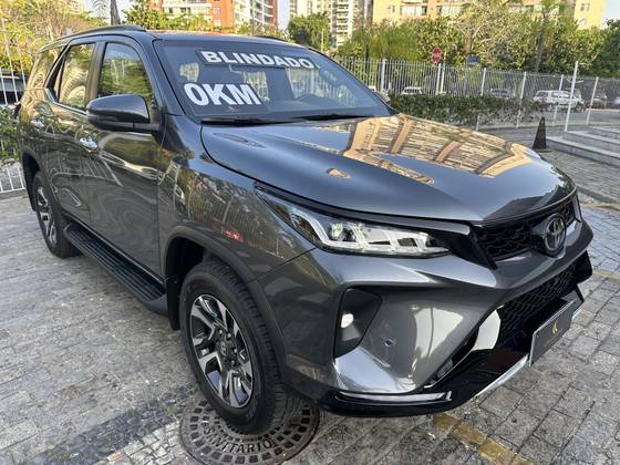 TOYOTA HILUX SW4 2.8 D-4D TURBO DIESEL DIAMOND 7L 4X4 AUTOMÁTICO